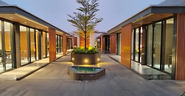 Landscaped courtyard at the Alfa Biomed office