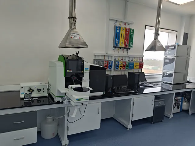 Laboratory workstation with fume extraction